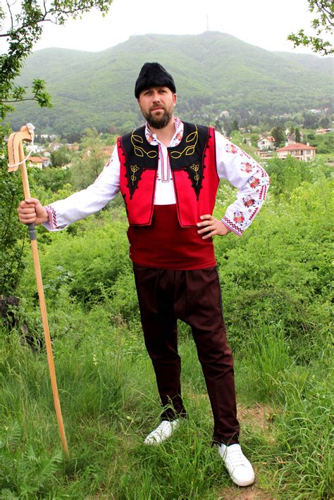 Тракийска мъжка народна носия с бродирани мотиви и калпак