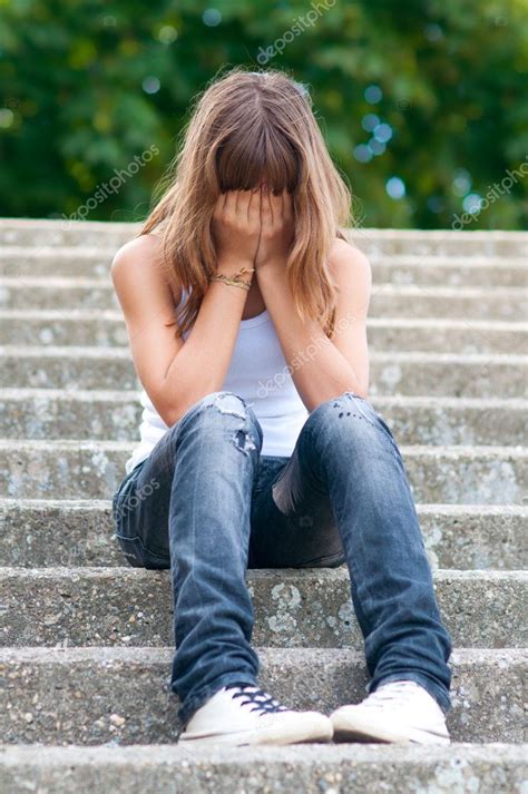 Девушка сидит в одиночестве Грустная девушка сидит в одиночестве на лестнице — Стоковое фото