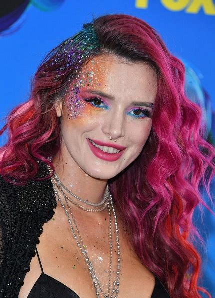Teen Choice Awards 2017 Bella Thorne Pairs Hot Pink Hair With Glitter Contour Teen Vogue