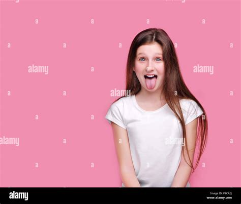 Teasing Brunette Mädchen Stellen Die Zunge Heraus Stockfotografie Alamy