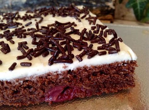Vieles ist passiert, seit ich das letzte mal ein rezept verbloggt habe.wie es eben manchmal so ist im leben, man kommt dann einfach zu nichts. Schokokuchen mit saurer Sahne und Kirschen | Schokokuchen ...