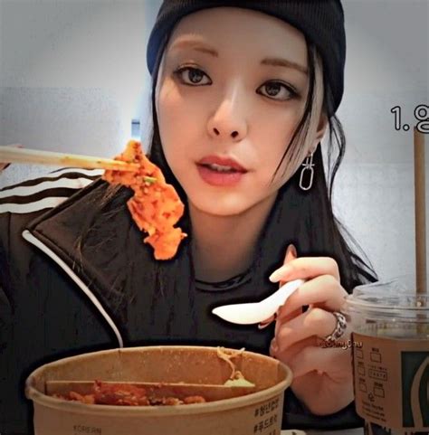 Yuna Eating Icon A Food Icons Itzy Korean Food
