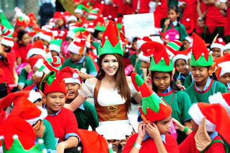 Bangkok Thailand Thai People Dressed As Santas Elves Gather To