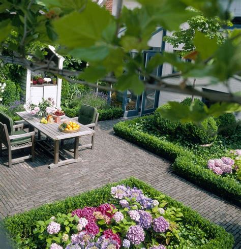 Courtyard Gardens How To Get The Wow Factor All Year Round