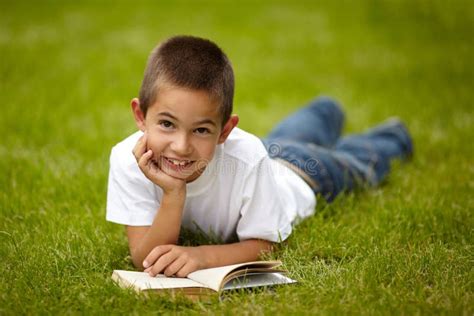 Livro De Leitura Feliz Pequeno Do Menino Foto De Stock Imagem De