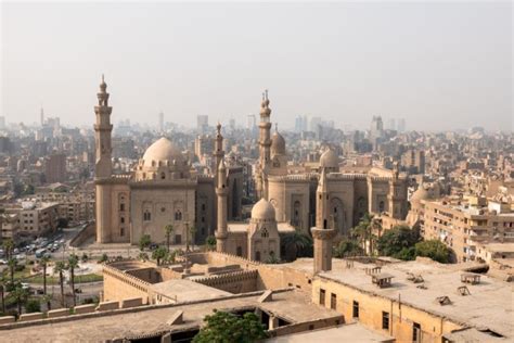 مسجد الرفاعي في القاهرة مقابر ملكية وضريح بلا جسد الرحالة