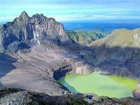 danau vulkanik atau danau kawah terbesar di dunia yang berada di pulau sumatra adalah