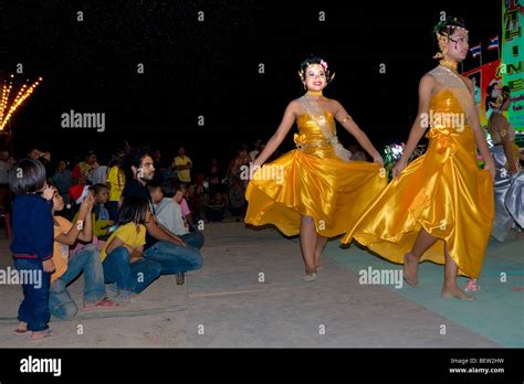 Beautiful Thai Womans Dancing For Happy New Year Party In Sukhothay Thailand Stock Photo Alamy