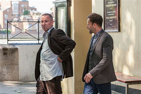 Fotos Lestrade E Mycroft Na Versão ‘elementary Veja