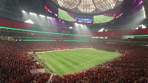 Dua tim menjadi penghuni dari stadion itu yaitu atalanta dan klub asal serie c, albinoleffe. Atmosphere at the new Atlanta United stadium is world ...