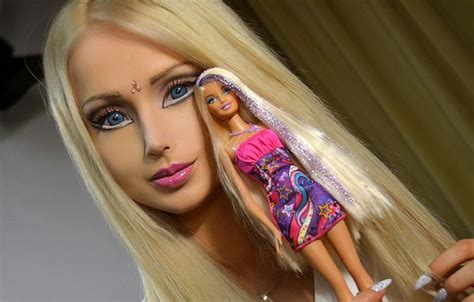 Így nézne ki a Barbie baba ha egy átlagos testalkatú nőről mintázták
