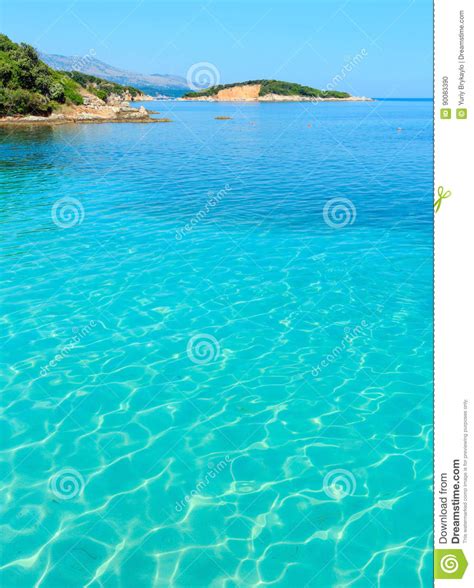 De villa heeft fantastische overzeese meningen en slechts 100 meters vanaf het strand. Ksamil-Strand, Albanien stockfoto. Bild von feiertage ...
