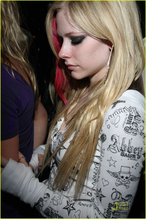 Avril Lavigne Has Some Villa Fun Photo 1136431 Avril
