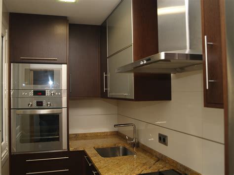 La formica es un material laminado plástico muy resistente e impermeable que protege al mueble de las agresiones producidas por el uso habitual como fricciones, rozamientos o humedad. Cocina formica blanco mate - VettaGrupo