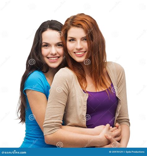 Twee Het Glimlachen Meisjes Het Koesteren Stock Afbeelding Image Of Knuffel Bindmiddel 35978129