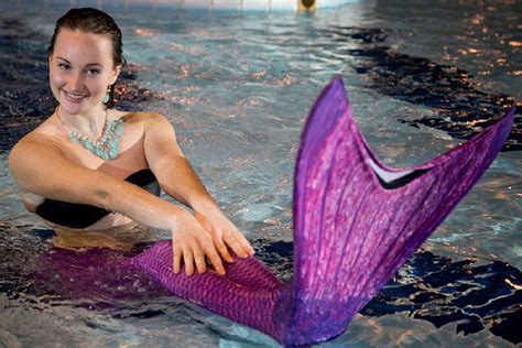 This Canadian School Teaches Women How To Be Mermaids Aquamermaid Memes
