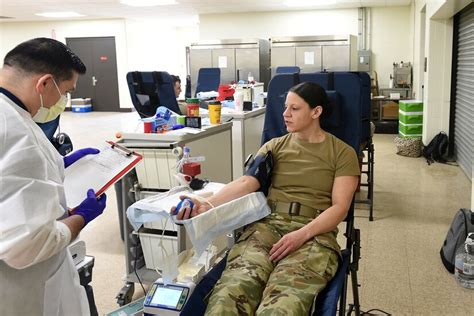 Chicago Area Army Reserve Soldiers Donate Blood To Combat Supply