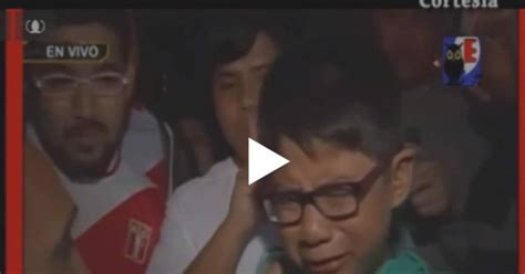 Video Un Niño Peruano Llora Desconsolado Por La Derrota De Su