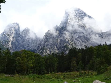 The anton karg haus, formerly the neue hinterbärenbad hut, is an alpine club hut belonging to the kufstein section of the austrian alpine club in the kaisergebirge mountains in the austrian state of. Vorderkaiserfeldenhütte - Pyramidenspitze - Anton-Karg ...