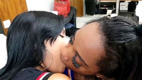 Lesbianas Asi Ticas Con Besos Y Besos Profundos Fotos Privadas