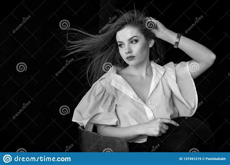 Women Posing In Old Fashioned Style Clothing With Dynamic Dissolves