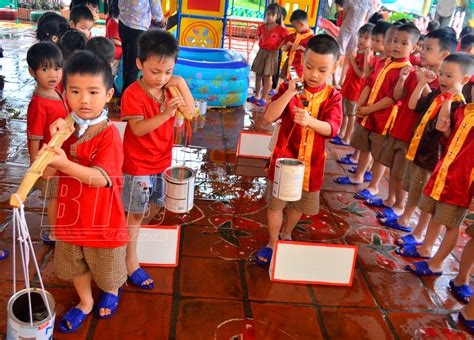 Trường Mầm non Đông Hòa Trải nghiệm các trò chơi với nước Báo Thái