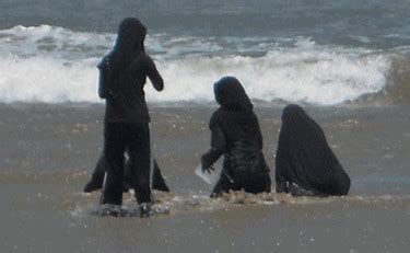 Donne Islamiche Al Mare Con Il Burkini La Moda Che Piace Alla Sinistra