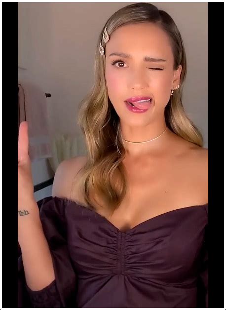 Popoholic Blog Archive Jessica Alba Gives Us A Flirty And Cleavagy Selfie