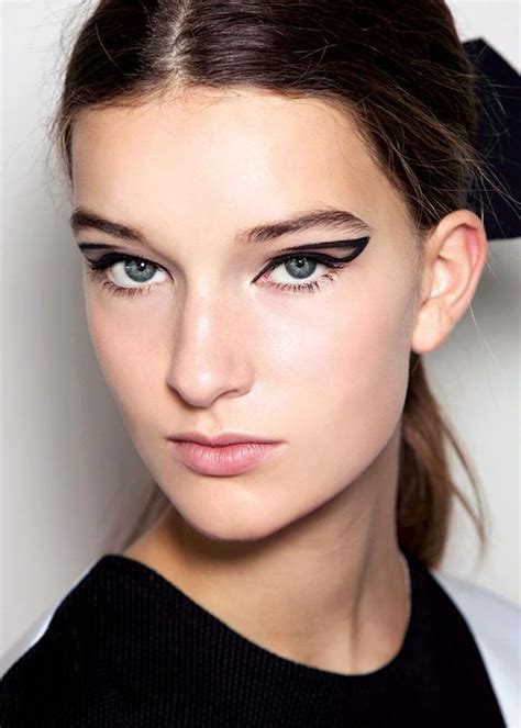Floating Eyeliner Looks That Inspire In 2020 Graphic Makeup Graphic