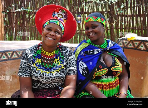 Zulu Frauen In Lesedi African Cultural Village Broederstroom Johannesburg Provinz Gauteng