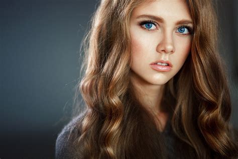 Masaüstü Yüz Kadınlar Model Portre Basit Arka Plan Uzun Saç Mavi Gözlü Fotoğraf