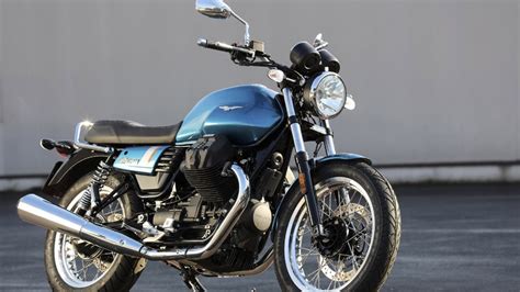 Novità Moto Moto Guzzi V7 Iii Stone E Special Ecco I Prezzi