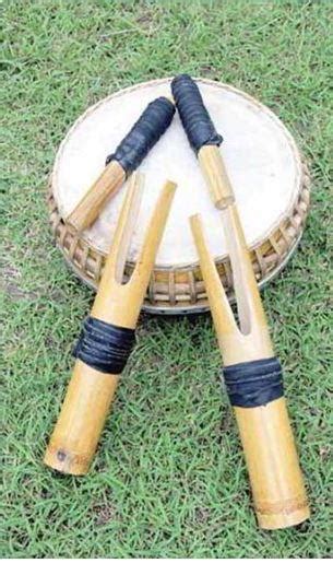 Kompang merupakan jenis musik sekaligus nama alat musik. 12 Alat Musik Tradisional Sulawesi Utara dan Cara Memainkannya - Tambah Pinter