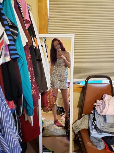 Girl Learns The Hard Way Why You Should Never Take A Sexy Selfie In A Messy Room 22 Words