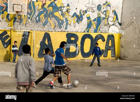 Niños Jugando Al Fútbol En El Barrio De La Boca Buenos Aires