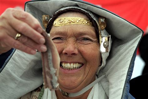 Maar hoe eigen is die haring eigenlijk? Vlaggetjesdag: het jaarlijkse welkom aan de maatjesharing ...