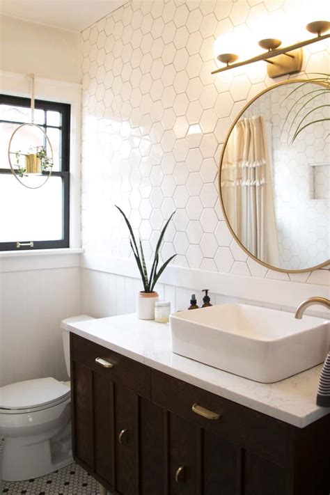 This bathroom light is super art deco/modern. Bathroom Vanity Lighting Ideas and Design Tips | Apartment ...