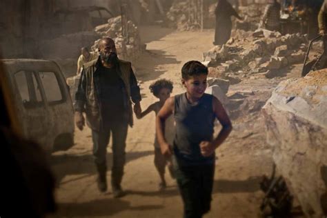 Pide una reunión con el papa, pero descubre que santoro también le está esperando. "30 Monedas" Capítulo 6: Guerra santa - Estreno en HBO ...