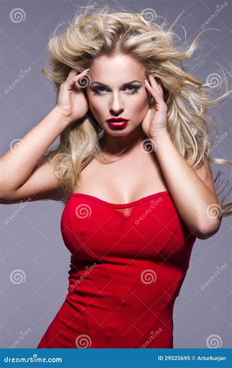 porträt der blonden frau der schönheit mit den roten lippen stockbild bild von korsett