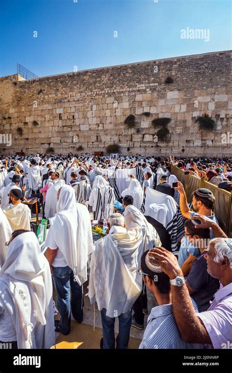 Jews Praying At The Western Wall Stock Photo Alamy