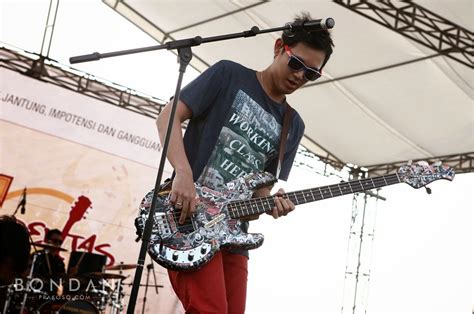 (c) 2010 sony music entertainment indonesia. Lirik Dan Kunci Gitar Lagu Bondan Prakoso - Ya Sudahlah ...