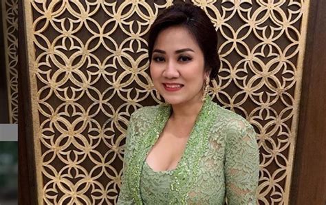 Inilah Penampilan Terbaik Tante Erni Cerminkan Wanita Indonesia Yang