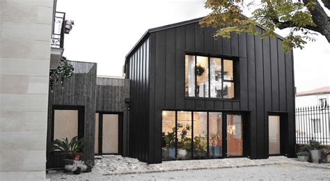 Voir cette épingle et d'autres images dans home par ray jenkins. Extension contemporaine d'une maison ancienne | Avant - Après