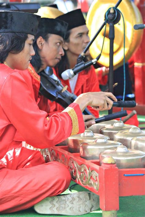 Tinggal disesuaikan dengan kebutuhan acaramu. Tari Sirih Kuning Asal Betawi: Sejarah, Gerakan & Kostum