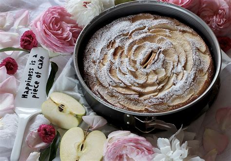 Semplice, dolce e dai sapori autentici , la torta di mele sbucciate le mele e tagliatele a cubetti, aggiungetele all'impasto e versate il tutto in una tortiera. Torta alle mele e mascarpone per le colazioni del week end