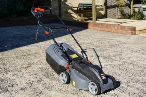 It features a single cutting blade and wide cutting deck which can be set for six different heights. Best Electric Lawn Mowers UK 2021 Reviews (Best Price)