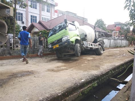 Bocina wks 1070 como cambiar la hora y configurar el despertador. Mobil Truk Pengangkat Semen Nyaris Terbalik