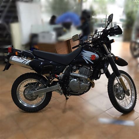 The fuel tank size was decreased to 17 liters from 21 liters and the aluminum rear carrier was replace with a smaller one. Suzuki Dr 650 - Financiación - $ 25.990.000 en TuCarro