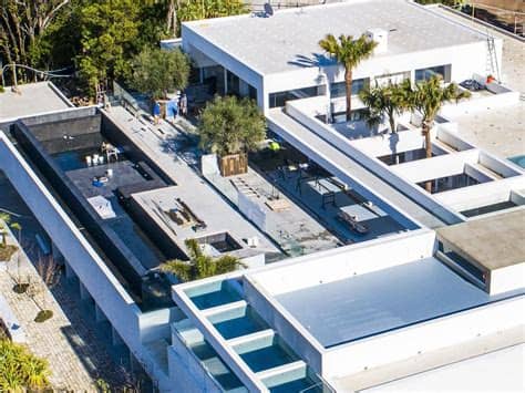 Luke hemsworth soaked up the sun at a byron bay beach on sunday. Hemsworth Byron Bay mansion: First glimpse inside the ...