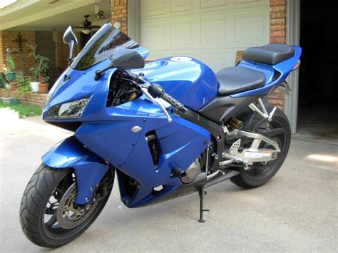 You can easily fall off the bike if you crash too hard. Honda Cbr600rr Blue